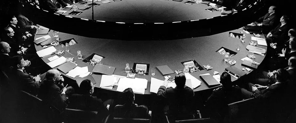 دکتر استرنجلاو (Dr. Strangelove or: How I Learned to Stop Worrying and Love the Bomb)